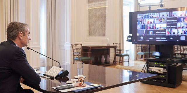Τηλεδιάσκεψη του πρωθυπουργού Κυριάκου Μητσοτάκη με τον πρόεδρο Ζελένσκι και ευρωπαίους ηγέτες για την 3η επετείο εισβολής στο Κίεβο.