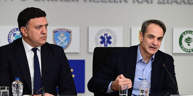 Έκτακτη σύσκεψη υπό τον Πρωθυπουργό Κυριάκο Μητσοτάκη με θέμα τη σεισμική δραστηριότητα στη θαλάσσια περιοχή μεταξύ Σαντορίνης και Αμοργού