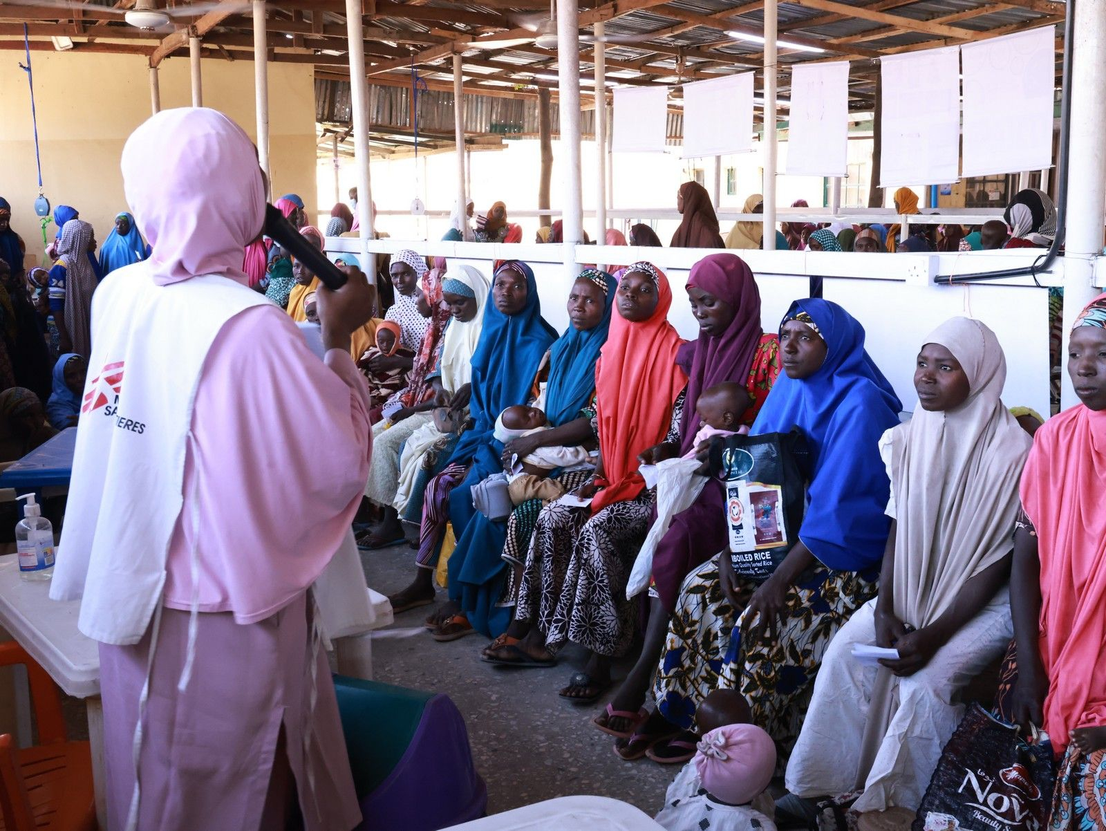 Η υπεύθυνη προαγωγής της υγείας των Γιατρών Χωρίς Σύνορα πραγματοποιεί ενημέρωση στις μητέρες στο κέντρο σίτισης εξωτερικών ιατρείων στο Unguwa Uku