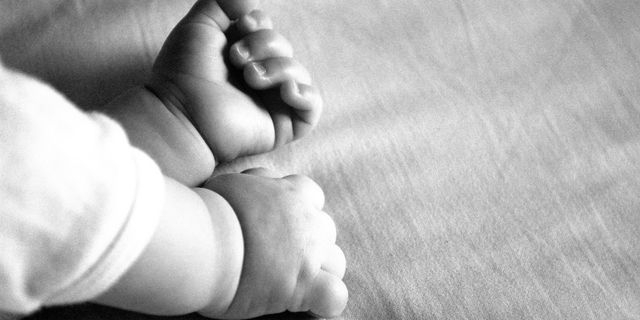 Στο μικροσκόπιο καταγγελία για αρπαγή του βρέφους πριν βρεθεί δίπλα σε κάδο