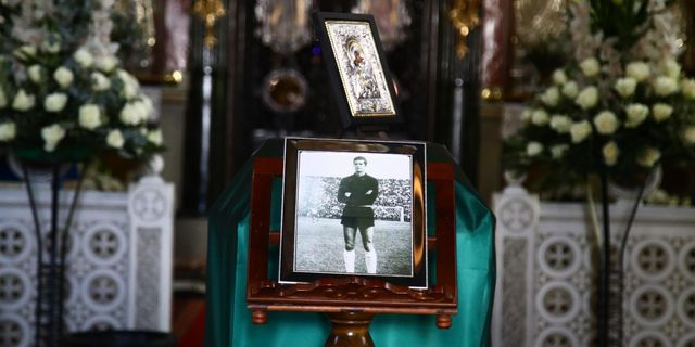 Το τελευταίο αντίο στον Τάκη Οικονομόπουλο – Προηγήθηκε λαϊκό προσκύνημα
