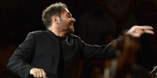 Ο Μιχάλης Οικονόμου στο πόντιουμ της Βασιλικής Φιλαρμονικής Ορχήστρας του Λονδίνου