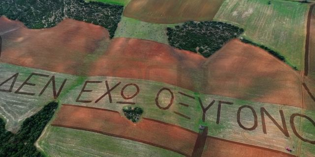 Τέμπη: Αδερφός θύματος έγραψε με τρακτέρ “Δεν Έχω Οξυγόνο” σε έκταση 100 στρεμμάτων