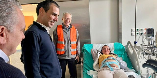 Η γυναίκα που γέννησε εν μέσω σεισμών στη Σαντορίνη