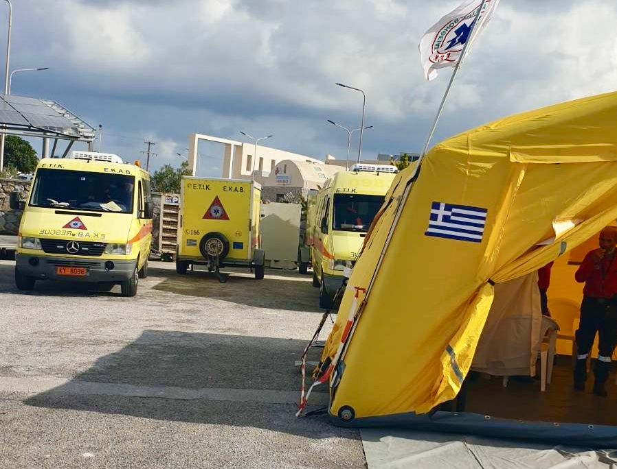 Ο σταθμός του ΕΚΑΒ που έχει στηθεί στη Σαντορίνη