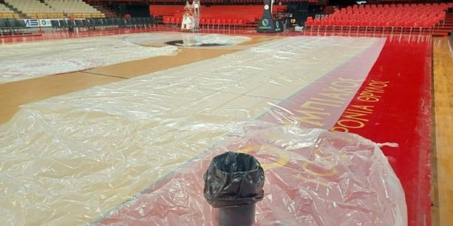 Πλημμύρισε ξανά το ΣΕΦ λόγω βροχής – Κουβάδες και νάιλον στο παρκέ