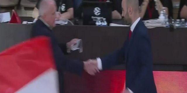 Η ιστορική χειραψία Σπανούλη – Ομπράντοβιτς, η πρώτη μετά από 15 χρόνια