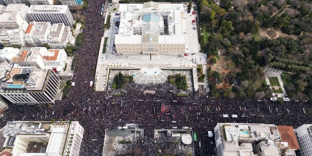 Τέμπη: Η λαοθάλασσα στο Σύνταγμα από ψηλά – 10 συγκλονιστικά καρέ