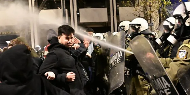 Τέμπη: Χρήση χημικών στο Σύνταγμα κατά ειρηνικών διαδηλωτών