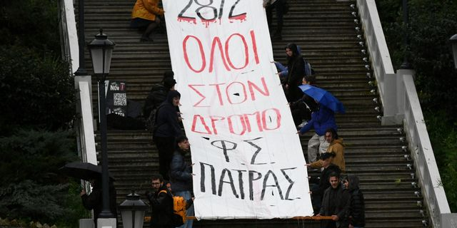 Πάτρα: Οι φοιτητές ύψωσαν γιγαντιαίο πανό για τα Τέμπη