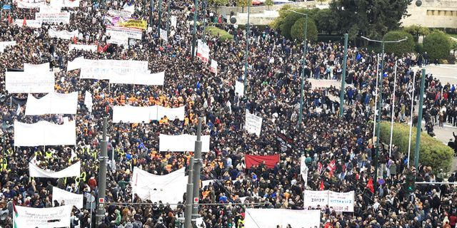 Η κραυγή του κόσμου σε μια χώρα λείψανο