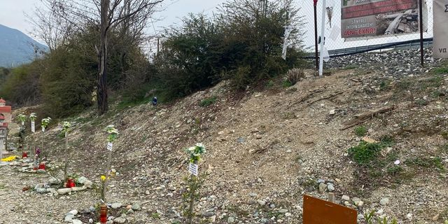 Συγγενείς των θυμάτων στα Τέμπη στον τόπο της τραγωδίας