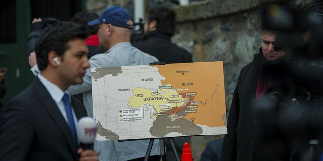 Δημοσιογράφοι έξω από την κατοικία του Αμερικανού Γενικού Προξένου, όπου Ρώσοι και Αμερικανοί διπλωμάτες πραγματοποιούν συνάντηση στην Κωνσταντινούπολη