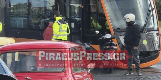 Πειραιάς: Μηχανάκι συγκρούστηκε με τραμ – Σοβαρός τραυματισμός του οδηγού