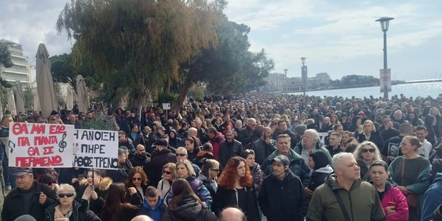 Ανθρώπινο ποτάμι στον Βόλο για τα Τέμπη