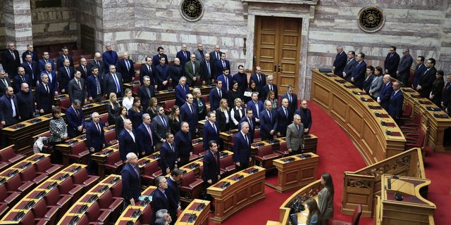 Βουλή: Ενός λεπτού σιγή στη μνήμη των θυμάτων των Τεμπών