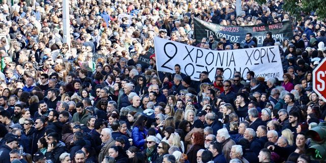 Τέμπη: Πρωτοφανείς εικόνες από τα Χανιά – “Δεν ξεχνάμε, δεν συγχωρούμε”