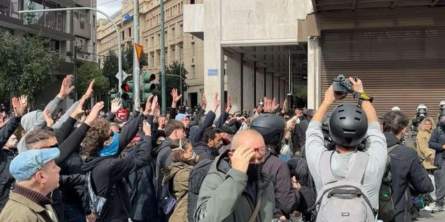 Τέμπη: Η συγκλονιστική στιγμή που διαδηλωτές επιστρέφουν με υψωμένα χέρια στο Σύνταγμα