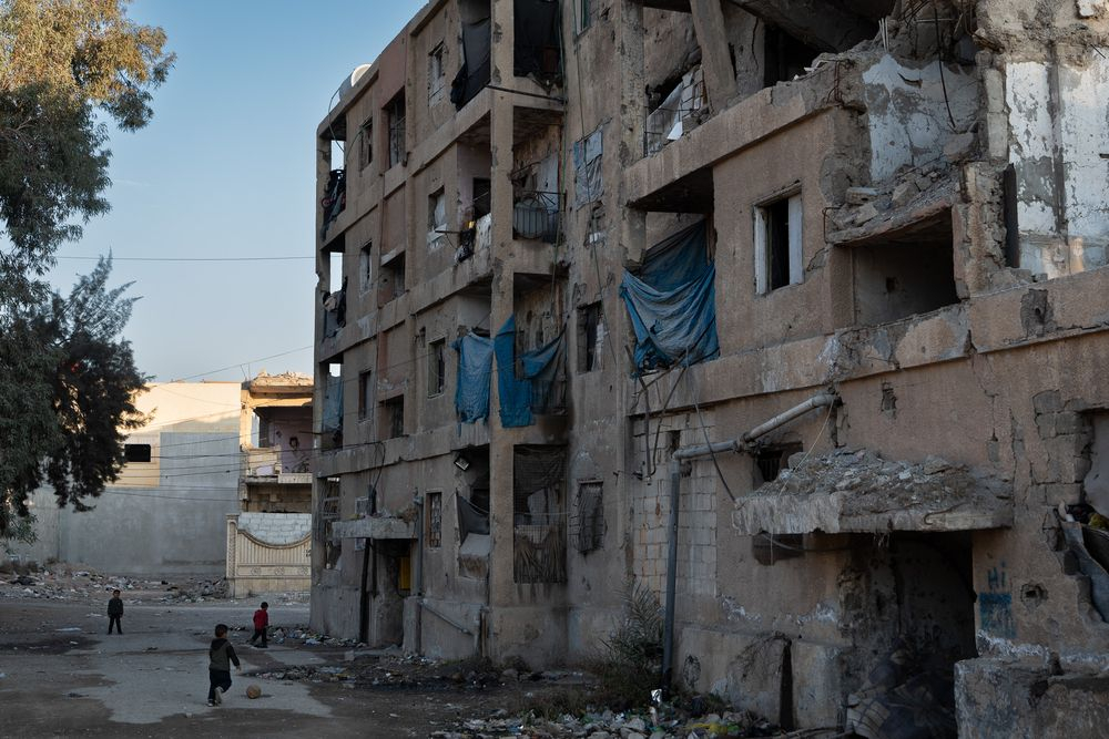 Κτίρια που καταστράφηκαν από βομβαρδισμό σε προάστιο της Raqqa, Συρία.