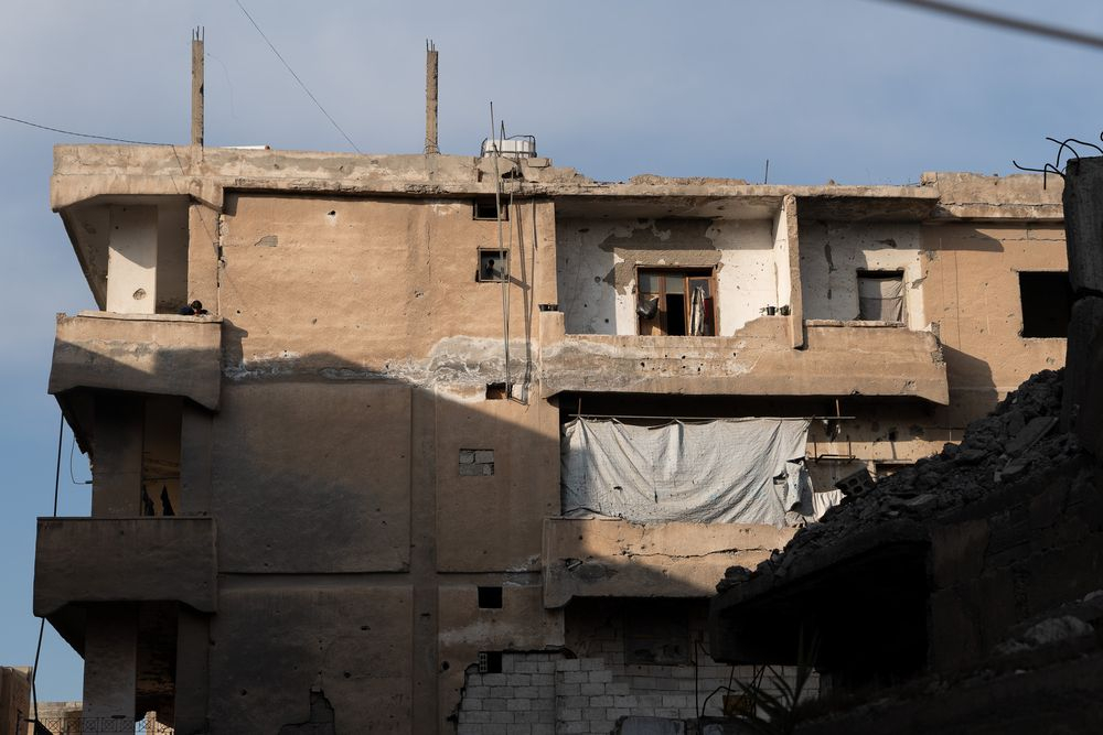 Ένα κτίριο μισό-κατεστραμμένο από βομβαρδισμό σε προάστιο της Raqqa.