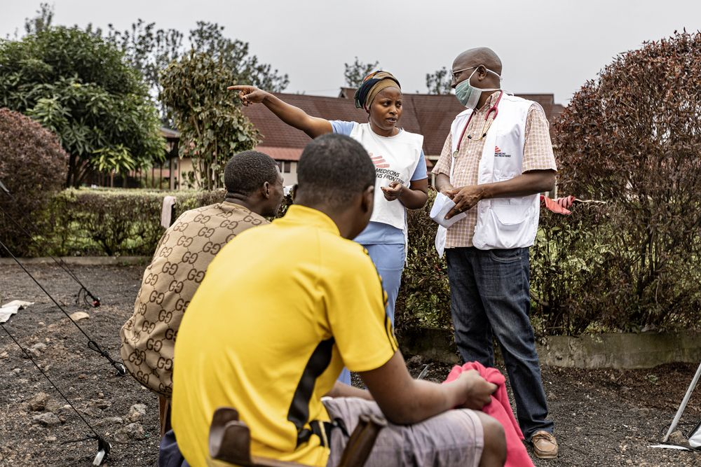 Μέλη της ομάδας των Γιατρών Χωρίς Σύνορα συζητούν έξω από το νοσοκομείο Kyeshero στην πόλη Goma.