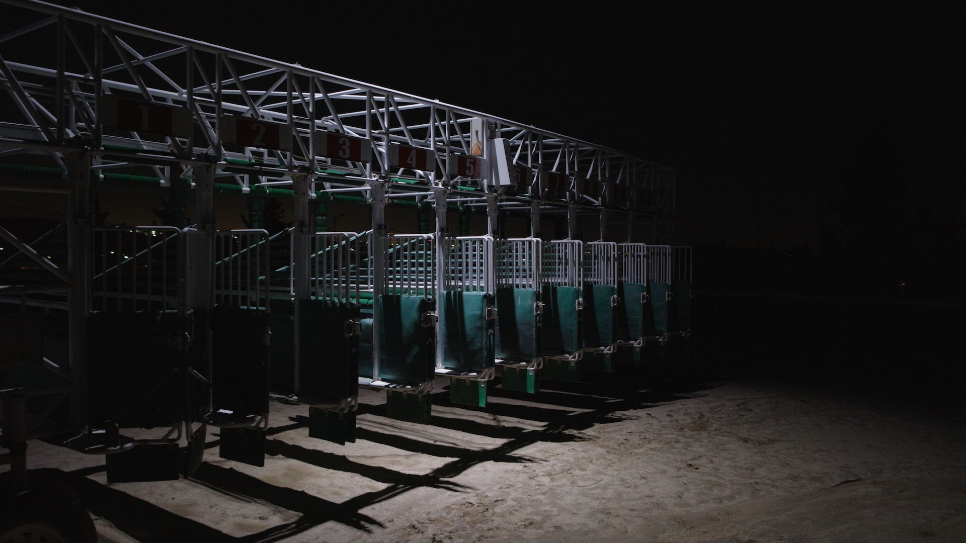 Janis Rafa The Absence of your Body has Shaped the Spectacles of our Past 2025 Δικάναλη βίντεο εγκατάσταση, έγχρωμη, ήχος, 12' Ευγενική παραχώρηση του καλλιτέχνη Παραγωγή του ΕΜΣΤ | Εθνικό Μουσείο Σύγχρονης Τέχνη 