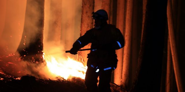 Πυροσβεστικές δυνάμεις δίνουν μάχη με τις φλόγες στο Οφουνάτο της Ιαπωνίας