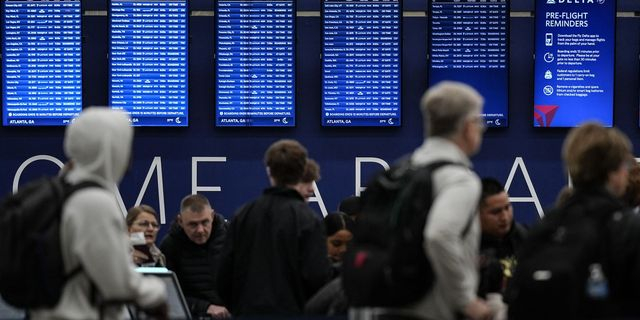 Ταξιδιώτες στο διεθνές αεροδρόμιο Hartsfield-Jackson της Ατλάντα