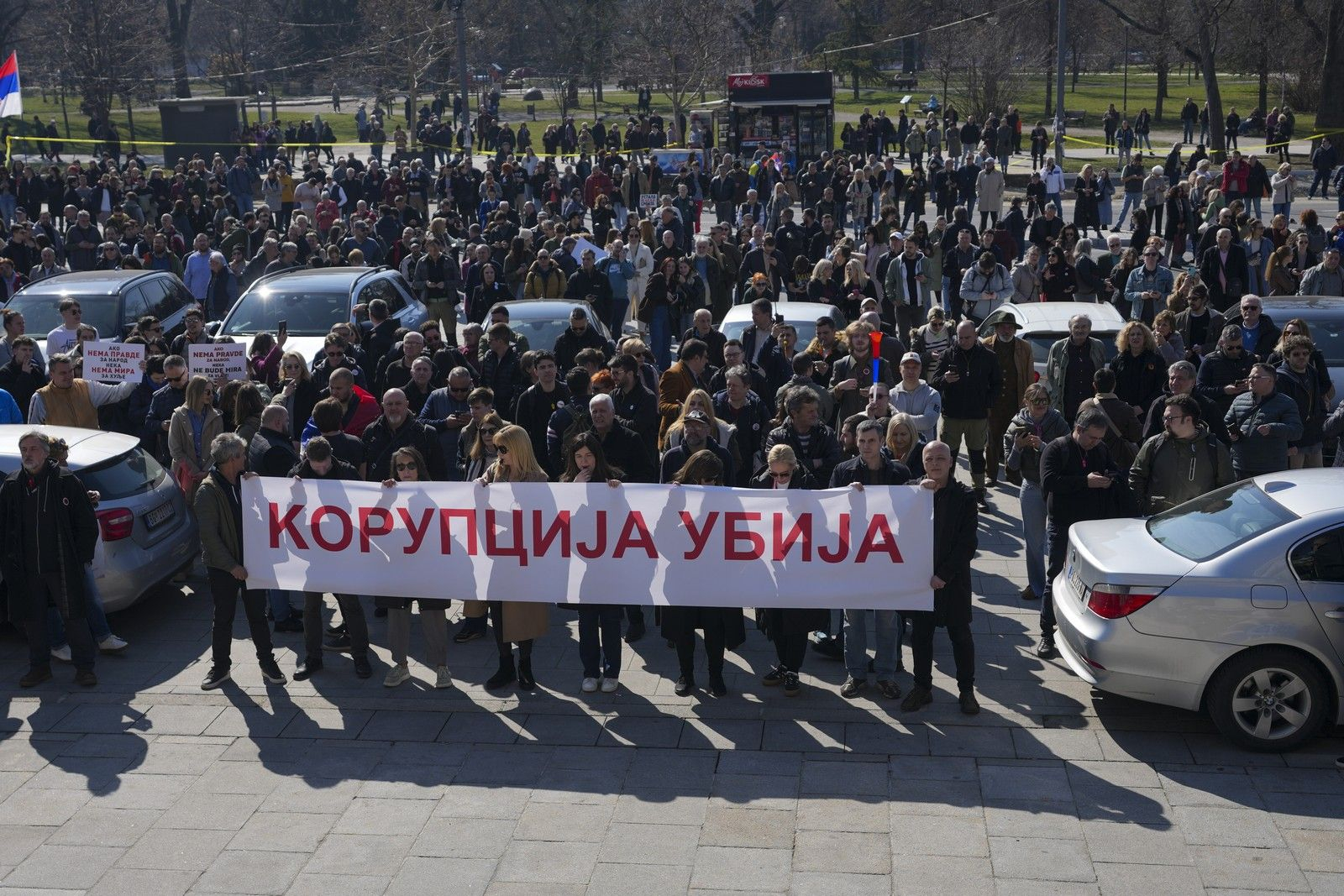 Συγκέντρωση έξω από το σερβικό κοινοβούλιο