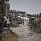 Παιδιά παίζουν δίπλα στα ερείπια των κατεστραμμένων σπιτιών στην Τζαμπαλίγια, στη βόρεια Λωρίδα της Γάζας