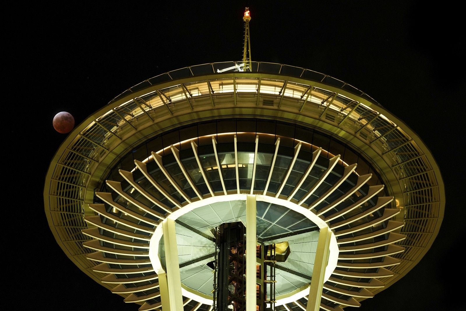 Ολική έκλειψη Σελήνης πάνω από το Space Needle στο Σιάτλ