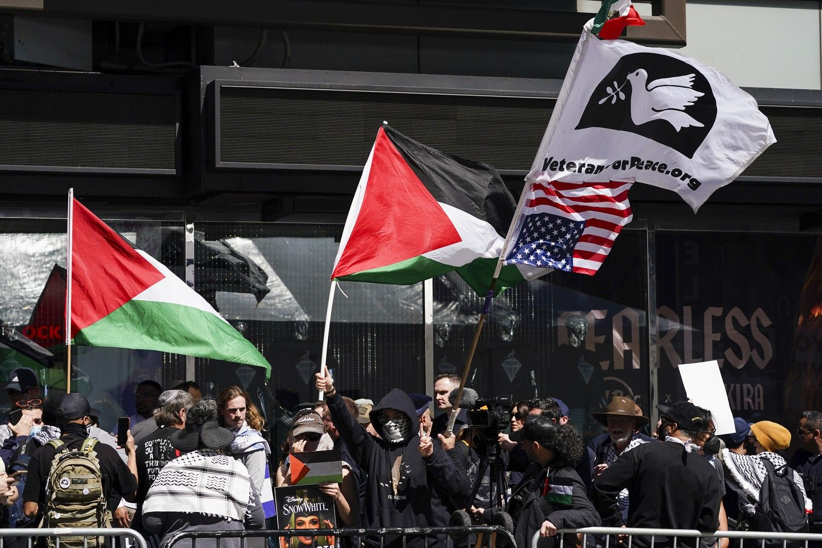 Φιλοπαλαιστίνιοι διαδηλώνουν για τον πόλεμο Ισραήλ-Χαμάς