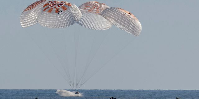 Η κάψουλα της SpaceX προσθαλασσώνεται στον Κόλπο του Μεξικού