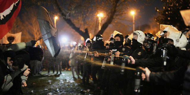 Αστυνομικοί των ΜΑΤ κάνουν χρήση σπρέι πιπεριού κατά τη διάρκεια συγκρούσεων με διαδηλωτές στην Κωνσταντινούπολη