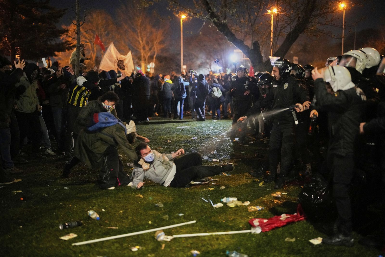 Αστυνομικοί των ΜΑΤ κάνουν χρήση σπρέι πιπεριού κατά τη διάρκεια συγκρούσεων με διαδηλωτές στην Κωνσταντινούπολη