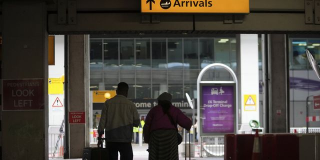 Επιβάτες στο αεροδρόμιο Χίθροου του Λονδίνου