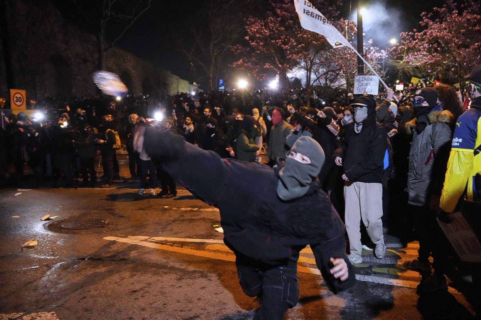 Συγκρούσεις μεταξύ αστυνομίας και διαδηλωτών στην Τουρκία