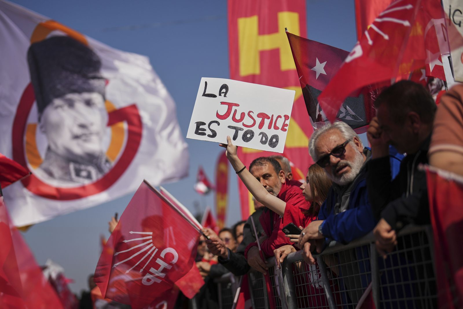 Μεγαλειώδης διαμαρτυρίας για τη σύλληψη του Εκρέμ Ιμάμογλου στην Κωνσταντινούπολη