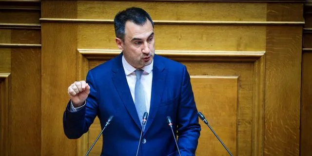 O Αλέξης Χαρίτσης στο βήμα της Βουλής