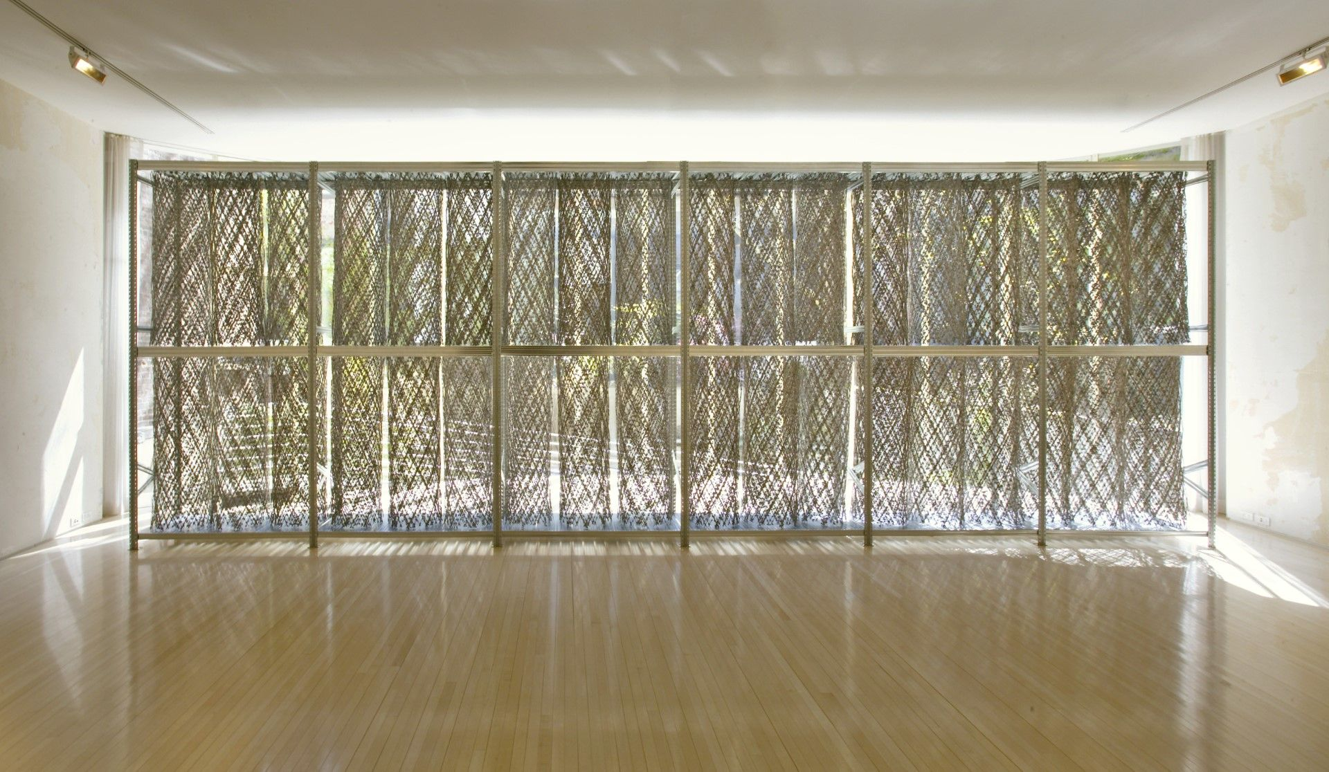 Kendell Geers Akropolis Now, 2004 Αγκαθωτό πλέγμα και μεταλλικά ράφια 300 x 900 x 50 εκ. Παραχώρηση του καλλιτέχνη και Stephen Friedman Gallery, Λονδίνο Άποψη εγκατάστασης: Kendell Geers: In the Flesh, Salon 94, New York, March 28-May 12, 2004