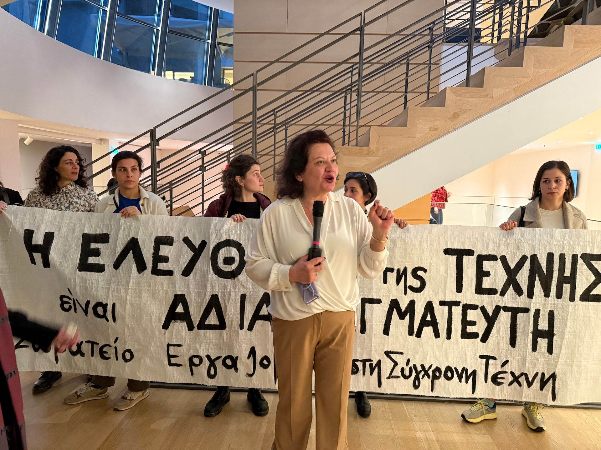 Η Συραγώ Τσιάρα στην ξενάγηση