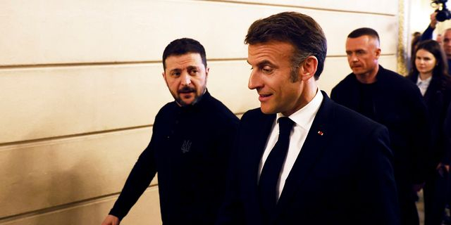 Ο Ουκρανός Πρόεδρος Βολοντίμιρ Ζελένσκι, και ο Γάλλος Πρόεδρος Εμανουέλ Μακρόν αποχωρούν από την κοινή συνέντευξη Τύπου στο Παρίσι