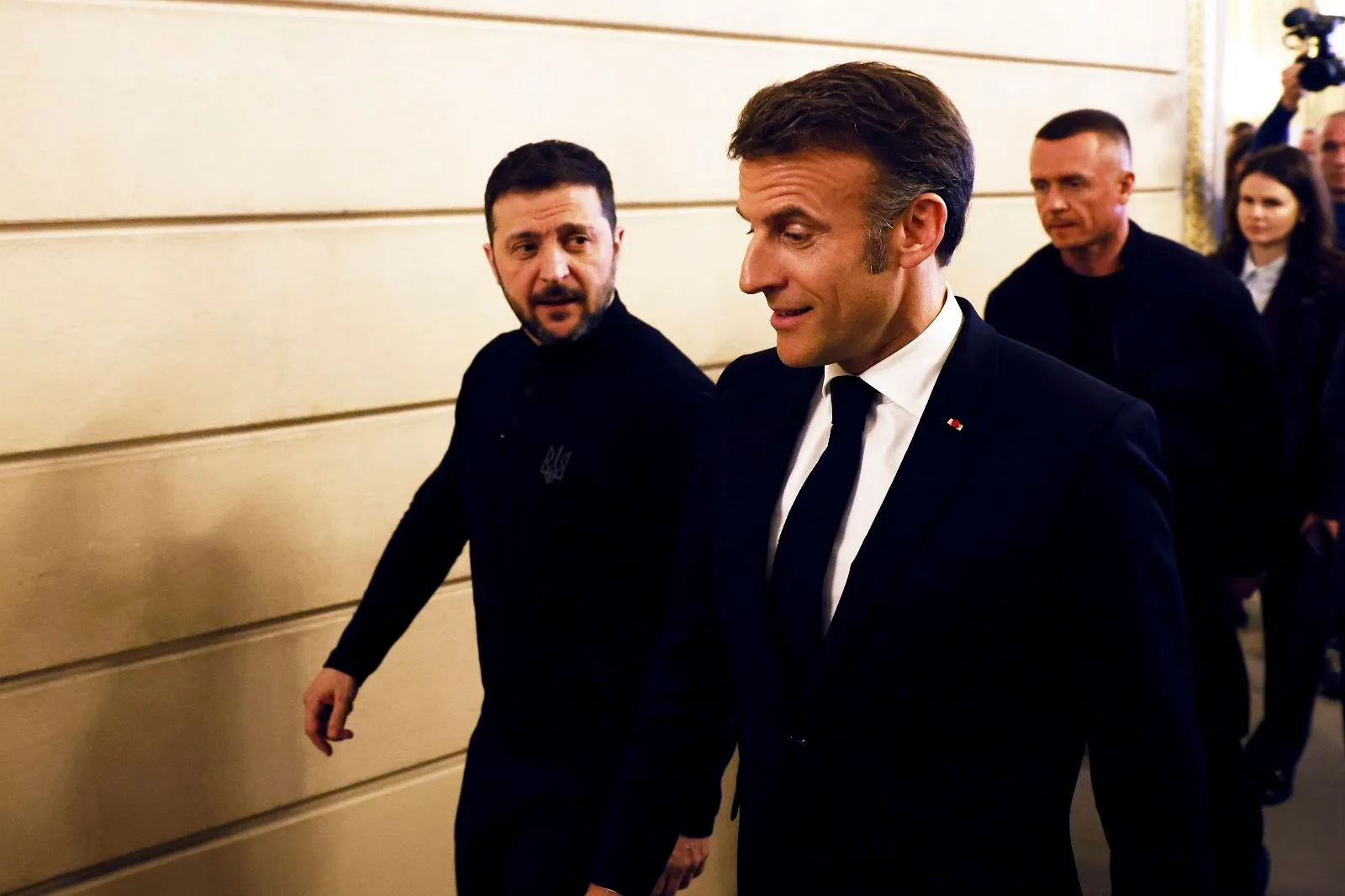 Ο Ουκρανός Πρόεδρος Βολοντίμιρ Ζελένσκι, και ο Γάλλος Πρόεδρος Εμανουέλ Μακρόν αποχωρούν από την κοινή συνέντευξη Τύπου στο Παρίσι