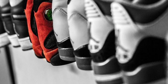 «Μάχη» στο λιανεμπόριο για τα sneakers