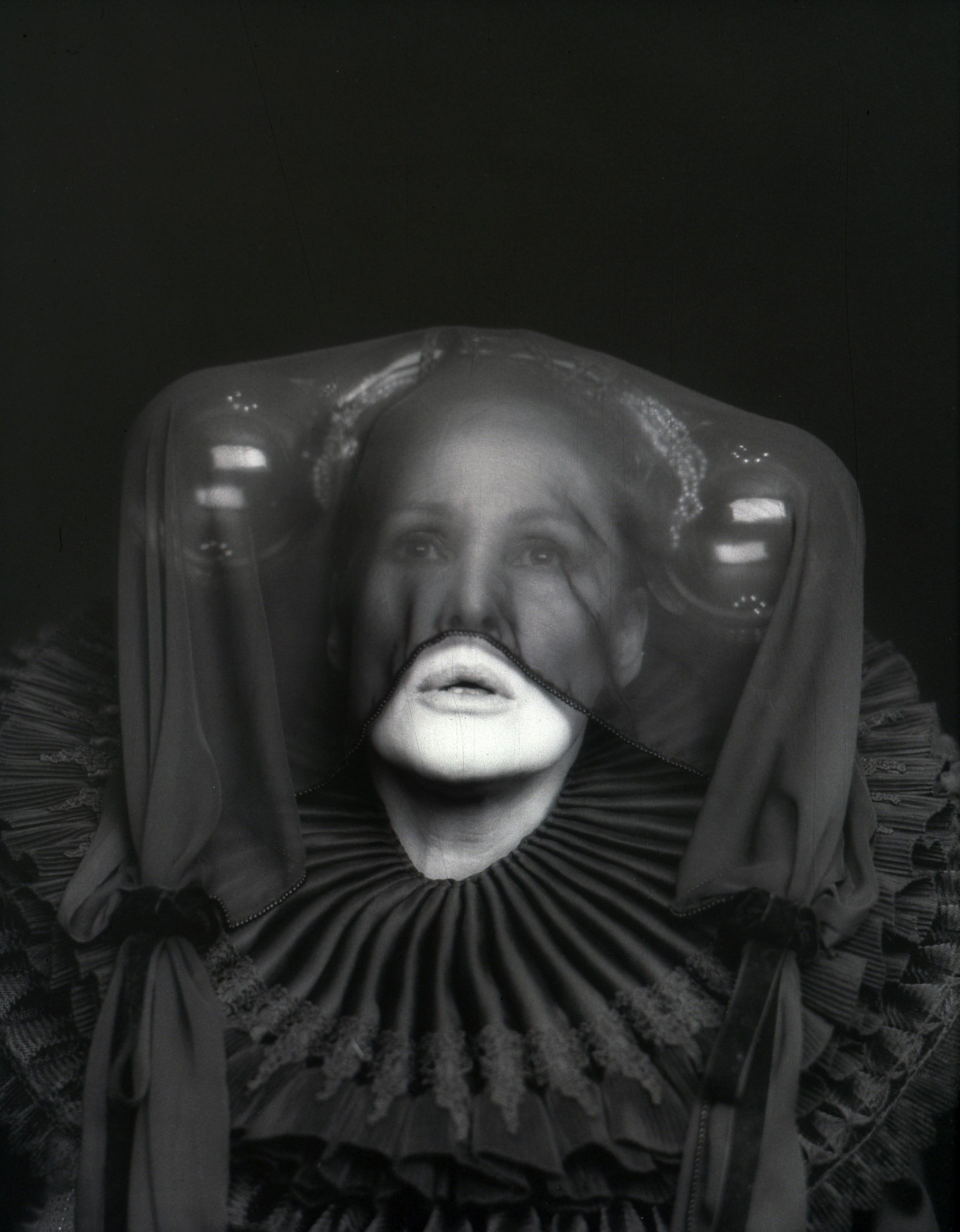 Matthew Barney Cremaster 5, 1997 Φιλμ 35 mm, laser disk, πολυεστέρας, ακρυλικό, βελούδο και ασήμι 91,4 x 121,9 x 94 εκ. Έγχρωμο φιλμ 35 mm με ήχο (54 λ. και 30 δλ.) © Matthew Barney Παραχώρηση του καλλιτέχνη και Gladstone Gallery, Νέα Υόρκη, Βρυξέλλες, και Σεούλ