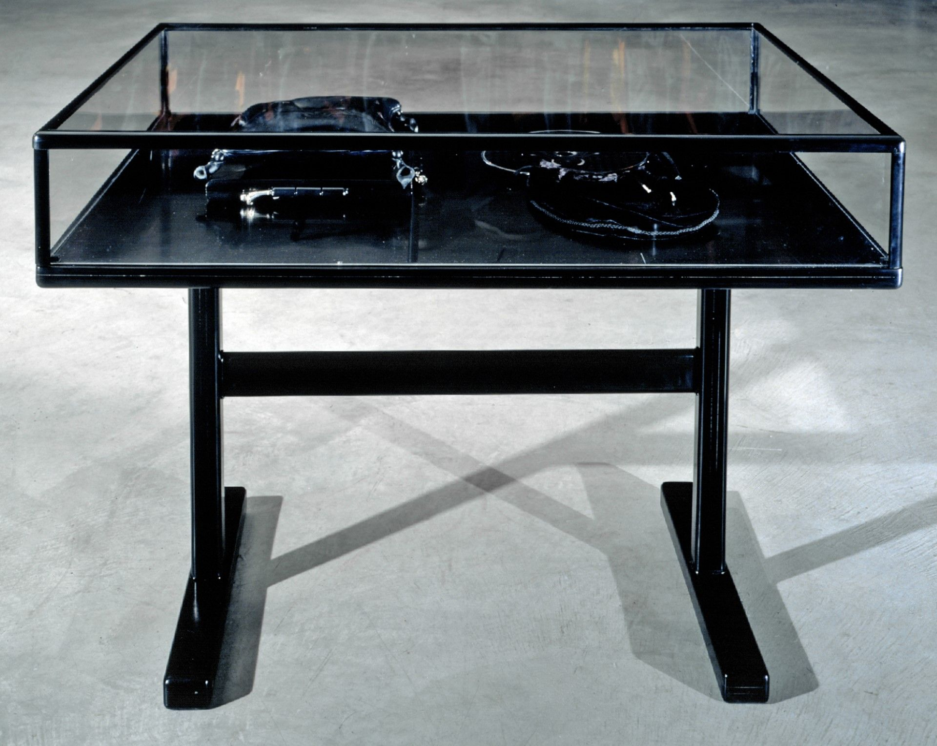 Matthew Barney Cremaster 5, 1997 Φιλμ 35 mm, laser disk, πολυεστέρας, ακρυλικό, βελούδο και ασήμι 91,4 x 121,9 x 94 εκ. Έγχρωμο φιλμ 35 mm με ήχο (54 λ. και 30 δλ.) © Matthew Barney Παραχώρηση του καλλιτέχνη και Gladstone Gallery, Νέα Υόρκη, Βρυξέλλες, και Σεούλ