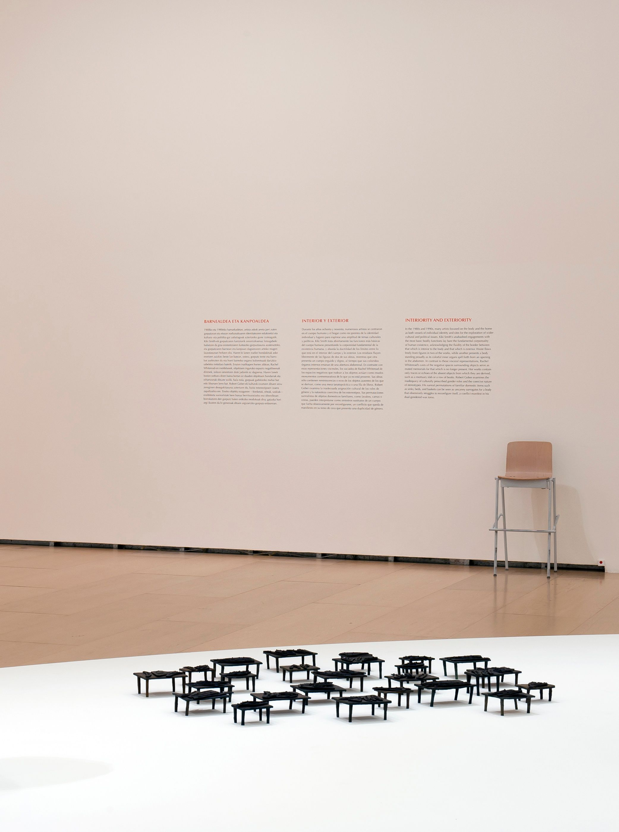 Kiki Smith Field Operation, 1994 25 τραπέζια από μπρούντζο σιλικόνης και 61 στοιχεία λεμφικού συστήματος από φωσφορικό μπρούντζο Διαστάσεις μεταβλητές © Kiki Smith Άποψη εγκατάστασης: The Luminous Interval, Guggenheim Museum Bilbao, Απρίλιος –Σεπτέμβριος 2011 Φωτογραφία: Erika Ede