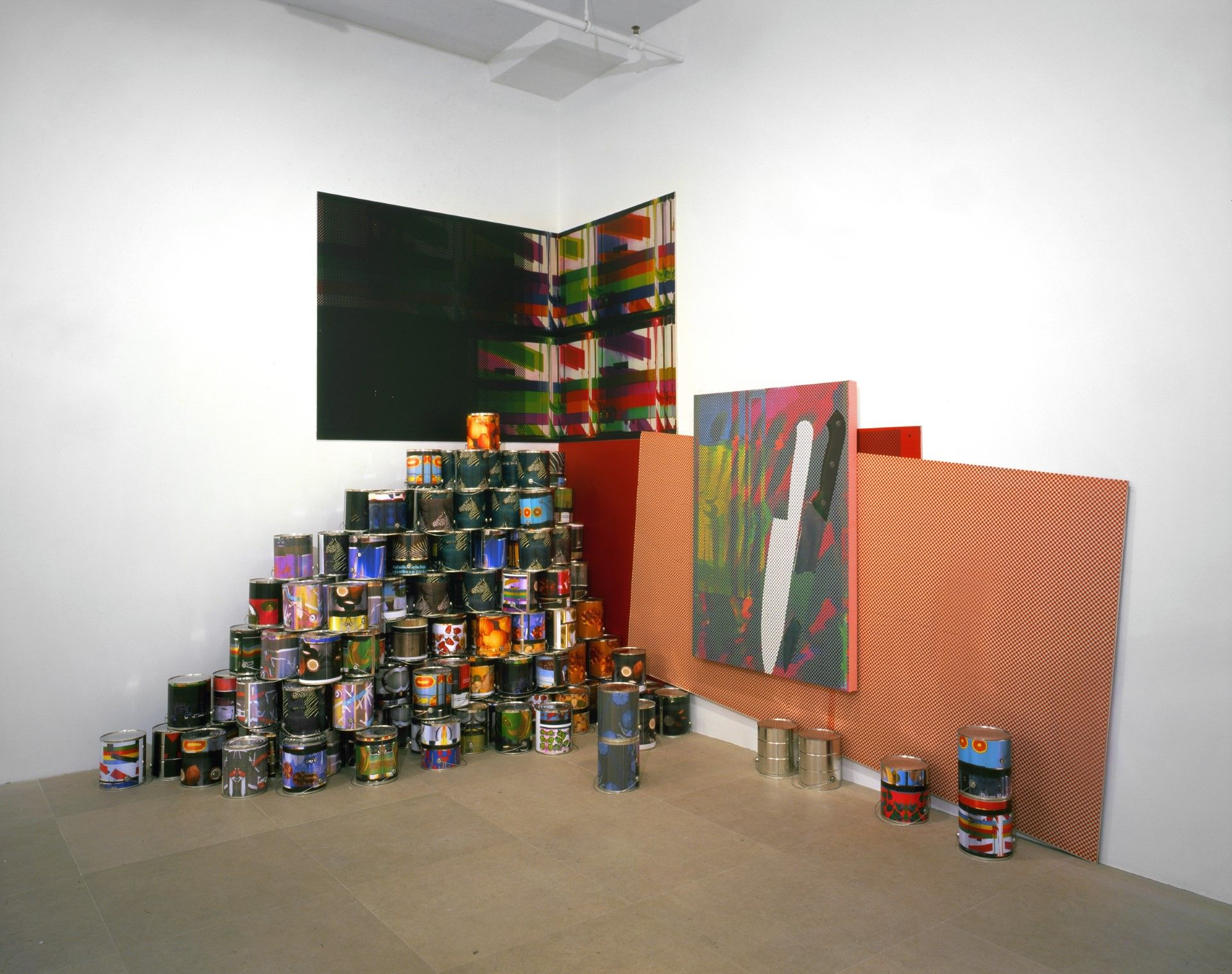 Guyton/Walker Untitled, 2008 Εκτύπωση inkjet και μεταξοτυπία σε καμβά, εκτύπωση inkjet σε γυψοσανίδα, δοχεία μπογιάς, και εκτυπώσεις inkjet Διαστάσεις μεταβλητές Παραχώρηση Greene Naftali Gallery, New York