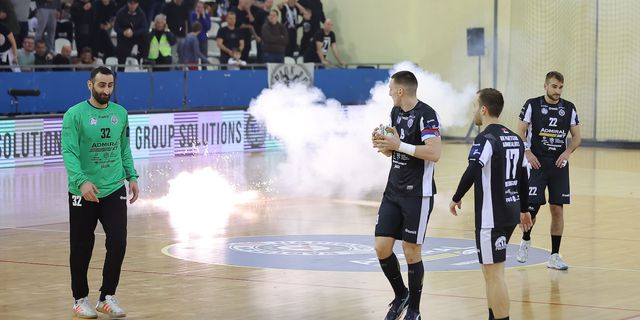 Παρτίζαν-ΑΕΚ: Ένταση και κροτίδες στον αγωνιστικό χώρο