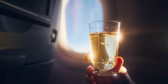 Γιατί δεν πρέπει να πίνουμε αλκοόλ πριν τις πτήσεις
